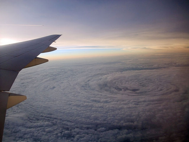 飛機上俯視颱風(mail分享)